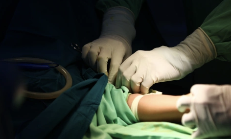 Vi khuẩn theo kim xăm mình tấn công van tim chàng trai 26 tuổi